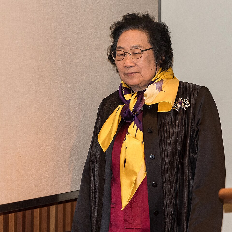 Black-and-white portrait of Tu Youyou in 2015