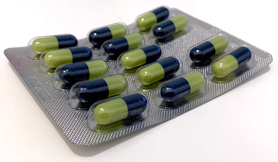 Two-piece hard capsules in a clear blister pack, shown as a packaging illustration.