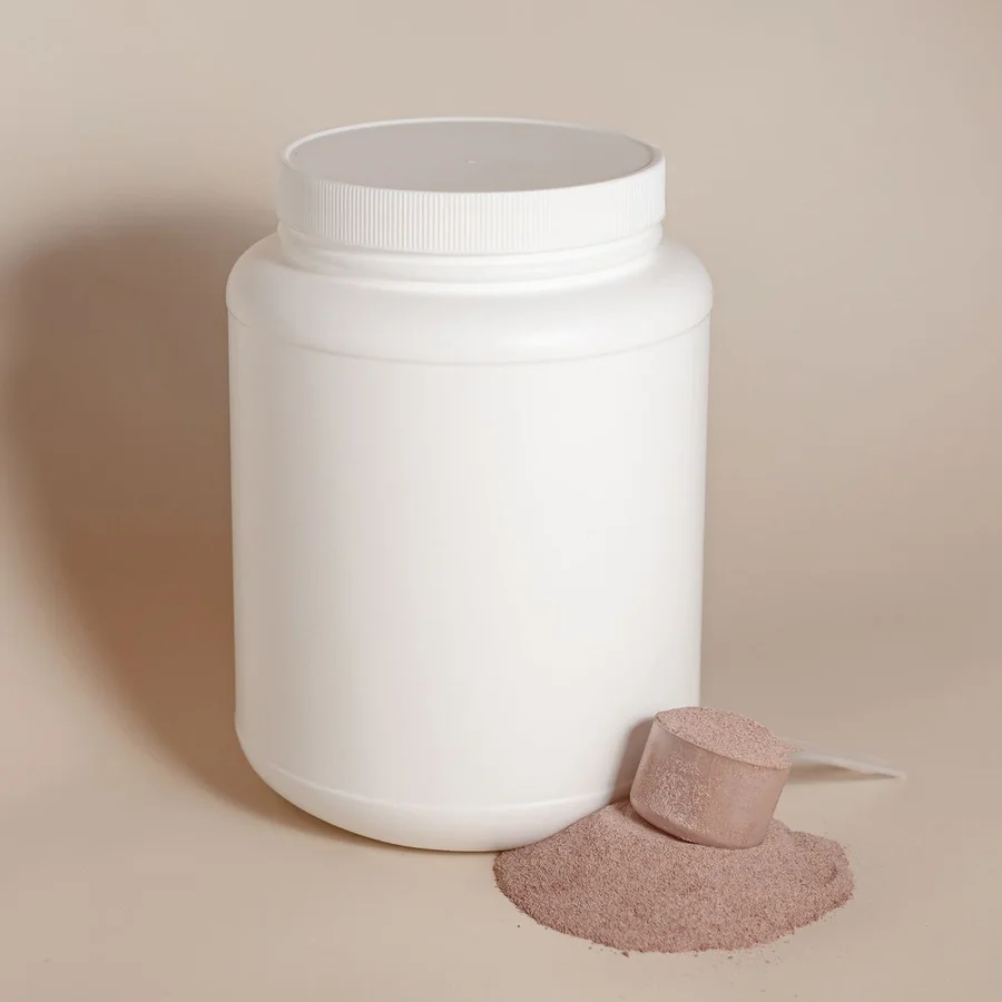 An unbranded powder jar with a scoop and powder, shown as a packaging illustration.